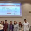 La Dra. Paloma Ibarra acompañada de estudiantes del Grado en Geografía